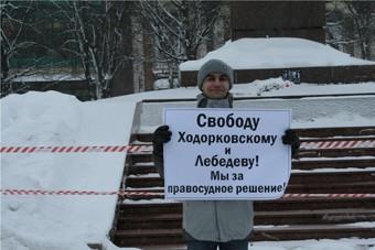 Участника одиночного пикета в поддержку Ходорковского задержала милиция