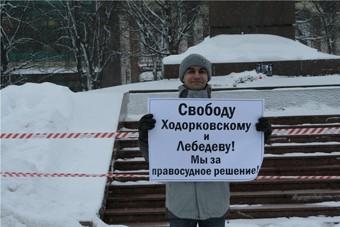 Участника одиночного пикета в поддержку Ходорковского задержала милиция