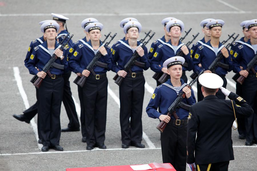 На верность Родине: 300 курсантов БВМИ приняли военную присягу