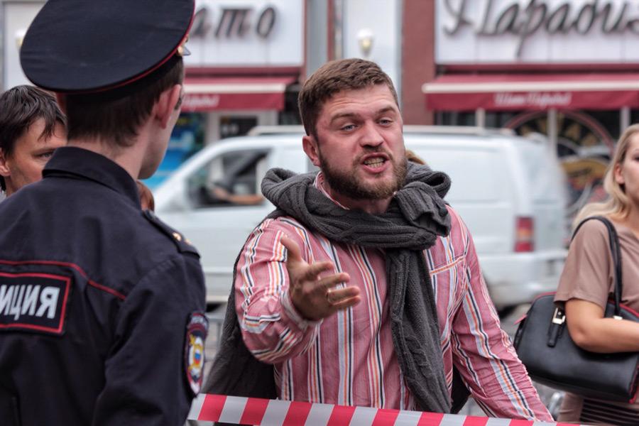 Протест протесту: на митинге против войны на Украине потасовку разнимал ОМОН
