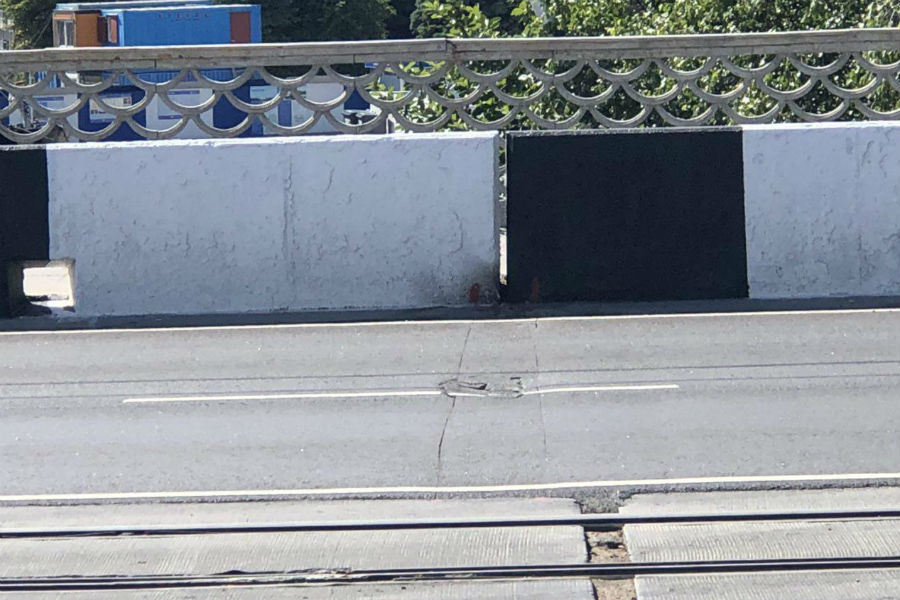 Автомобилисты сообщают о выбоинах на свежеотремонтированном эстакадном мосту