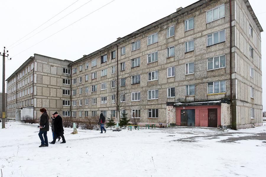 В никуда: областные власти выселяют бывших сотрудников техникума из общежития в Полесске