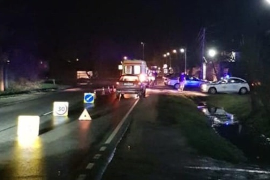 Умер в машине скорой: под Гурьевском погиб пешеход, переходивший дорогу вне перехода (фото)