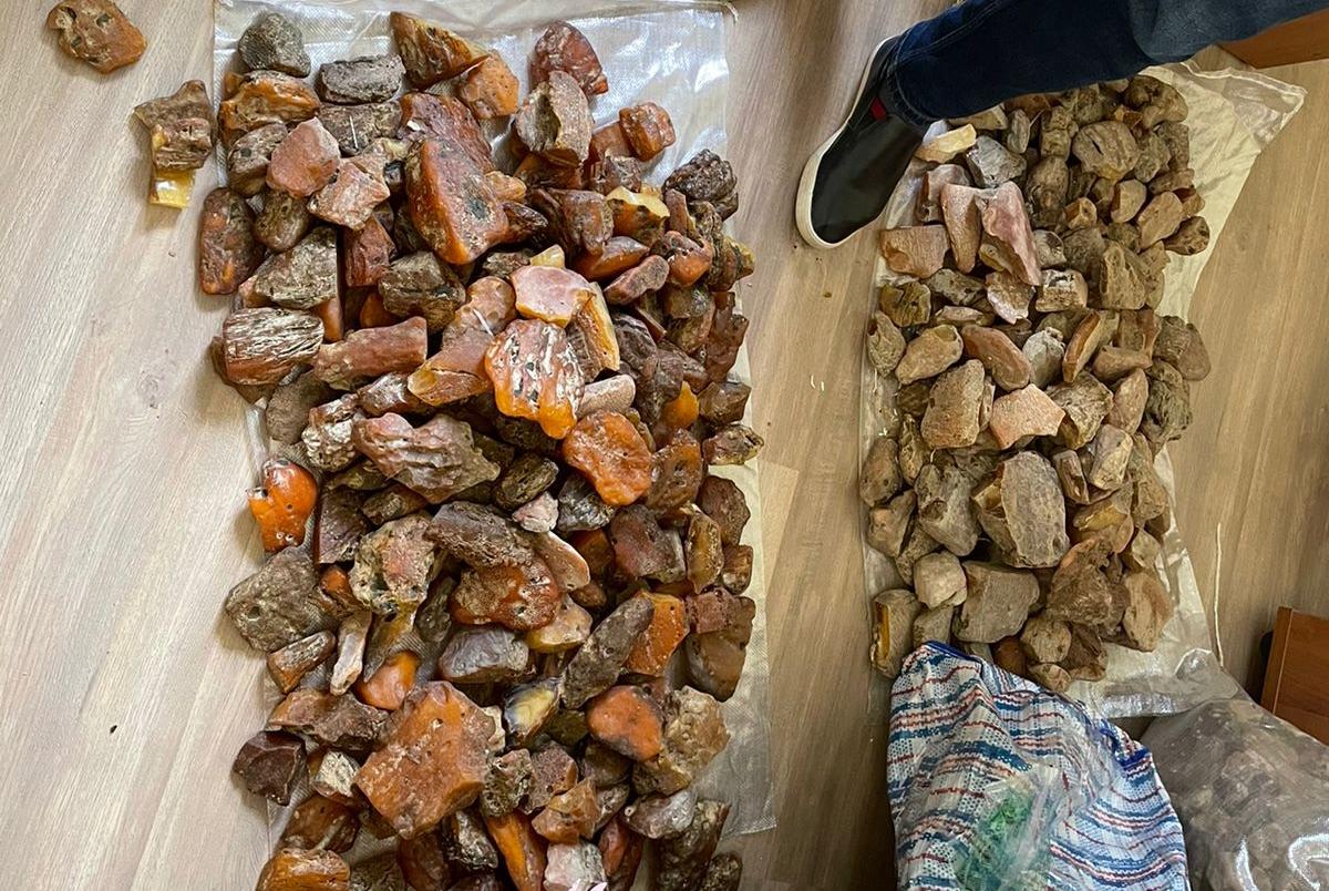 Месторождение янтаря калининград. Добыча камня калининград. Ровенский янтарь. Черные копатели янтаря в калининграде. Копатели янтаря в калининградской.