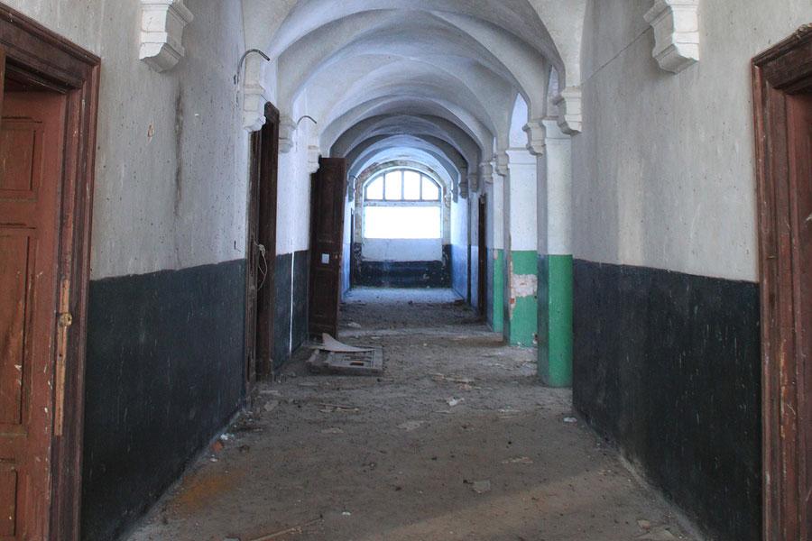 Смрад и овцы: старинную семинарию под Черняховском превратили в хлев