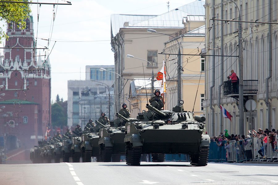 Мчатся самолеты ниже облаков: репетиция Парада Победы в Москве (фото)