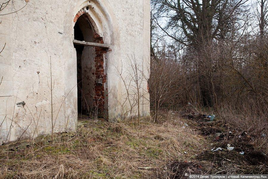 На крыше травка зеленеет: кирха начала XIX века в Перевалово покрывается плесенью и мхом