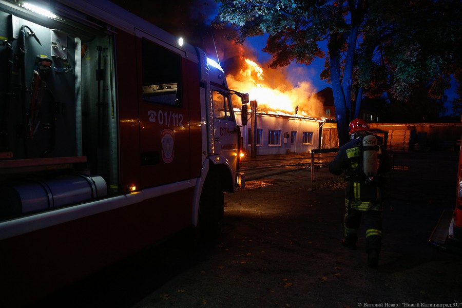 Черный четверг: пожар уничтожил склады на проспекте Калинина (фото) 