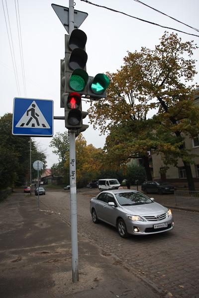 Несчастливый перекресток: грузовики сносят ограждение у школы №14, где погибла девочка (фото)