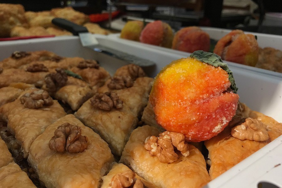 На острове Канта проходит городской пикник. Рассказываем, что успели попробовать