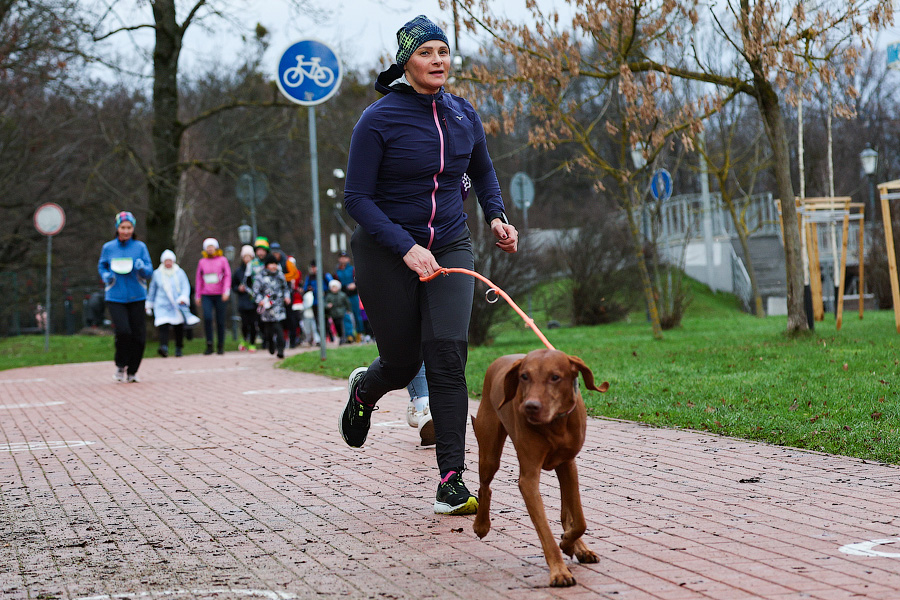 «Всем мира»: сторонники ЗОЖ пробежали по набережной Верхнего озера 2023 метра (фото)