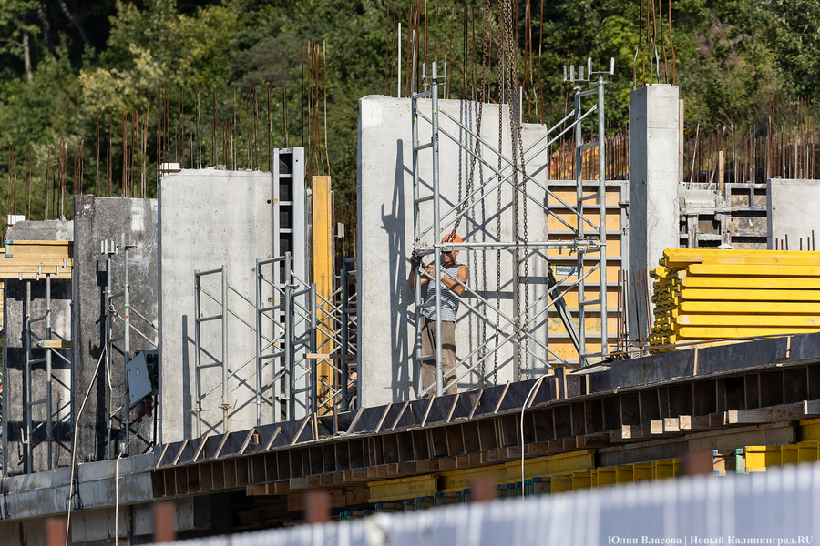 С видом на море и стройку: как выглядит пляж в Светлогорске этим летом