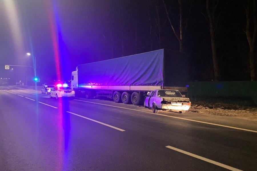 ГИБДД: водитель залетевшего под фуру «Мерседеса» уснул за рулем (фото)