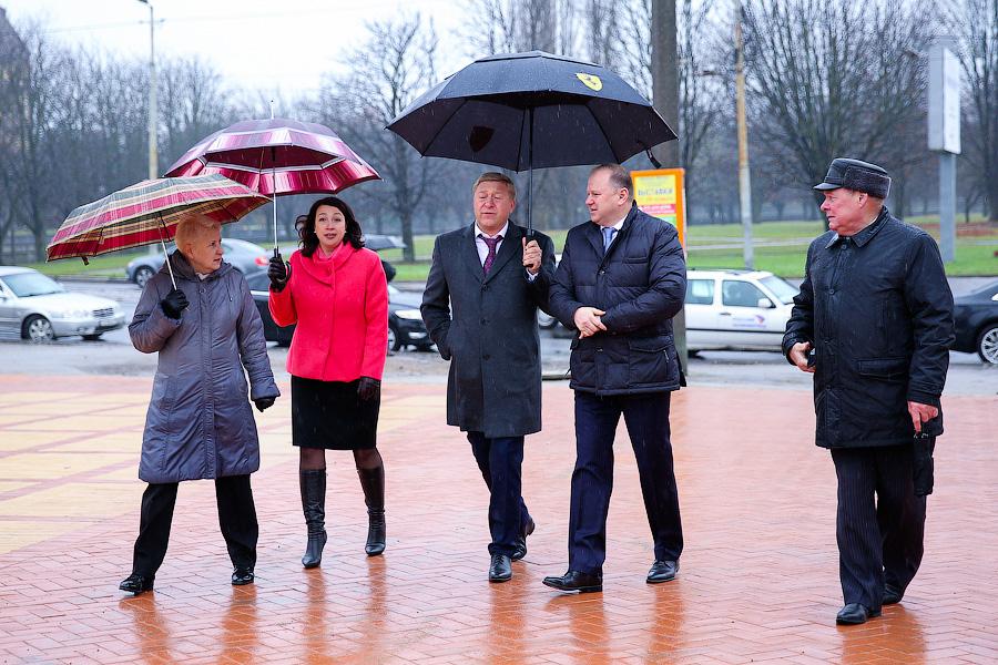 В грязь: Цуканов и Ярошук проверили Памятник балтийцам и набережную Трибуца