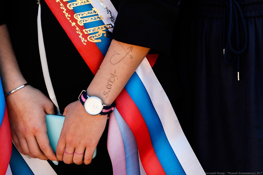 Майский вальс и слёзы: в школах Калининграда прозвенел последний звонок (фото)