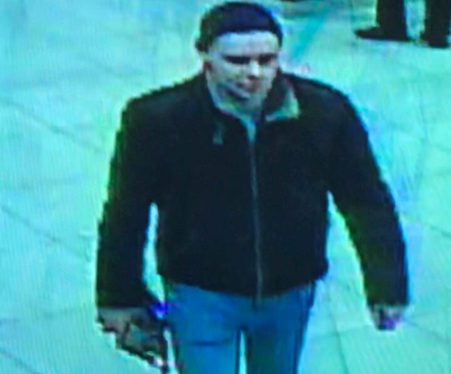 Полиция ищет подозреваемого в краже женской сумки в кинотеатре на Сельме (фото)