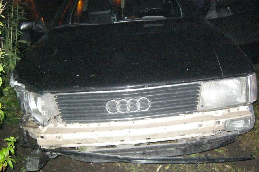 На Мамоновском шоссе «Ауди» врезалась в машину и дерево, у пассажирки разбито лицо (фото)