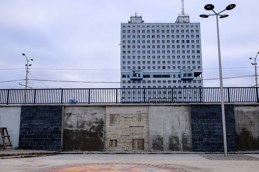 Бетон и пустота: в Калининграде завершается благоустройство Нижнего озера (фото)