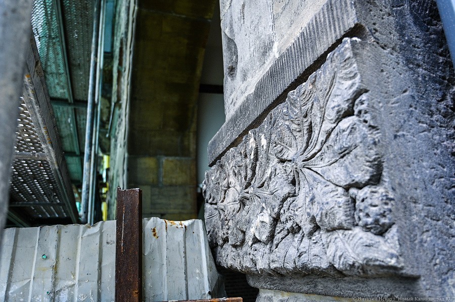 Стекло и треугольники: как выглядит фасад реставрируемой «Кройц-аптеки»