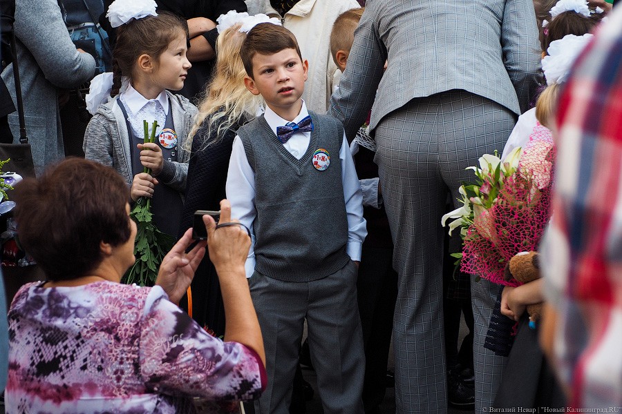 Банты, цветы, печальные дети: 1 сентября в Калининграде (фото)