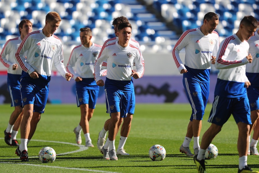 На поле все, кроме Дзагоева: тренировка сборной России в Калининграде (фото)
