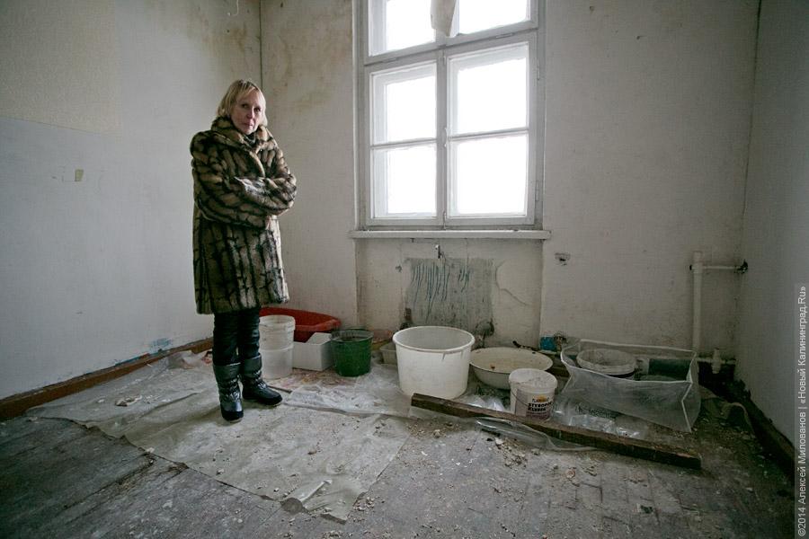 Собачий холод: в разгромленной бывшей казарме на Артиллерийской без тепла и воды живут люди
