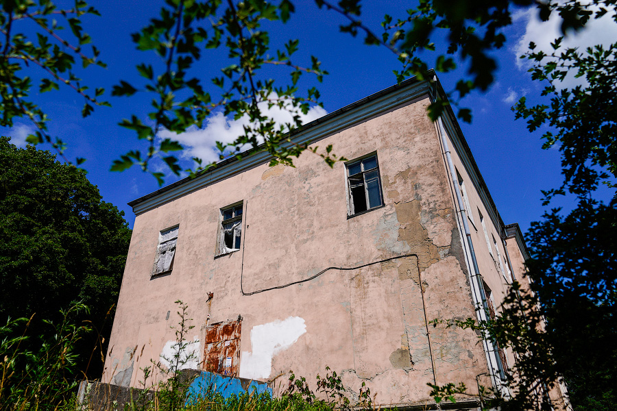 Усадьба разбитых окон: как выглядит Командный пункт 43-й армии перед реконструкцией (фото)