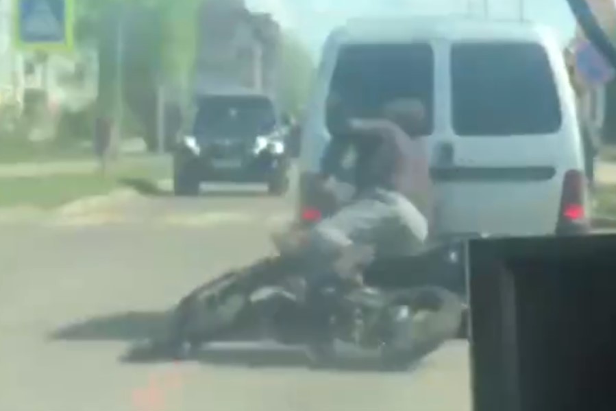 В Светлом пьяный мотоциклист врезался в машину, пытаясь оторваться от полиции (видео)