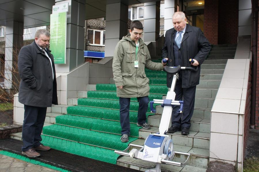 После иска прокурора офис «Сбербанка» на Моспроспекте приобрел ступенькоход (фото)