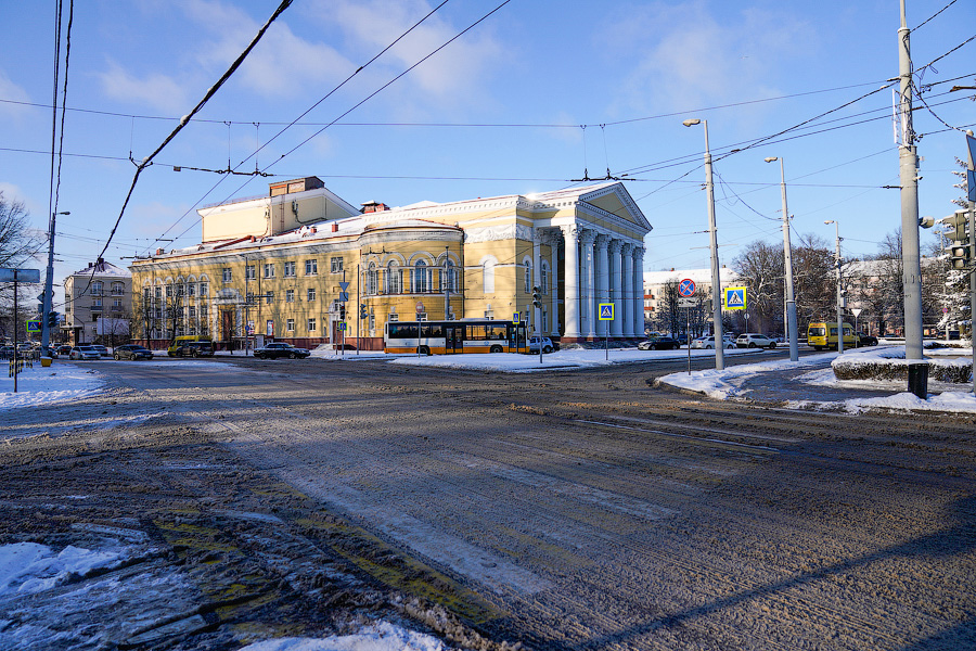 «Насладиться» зимой: во что превратились дороги в Калининграде после снегопада (фото)