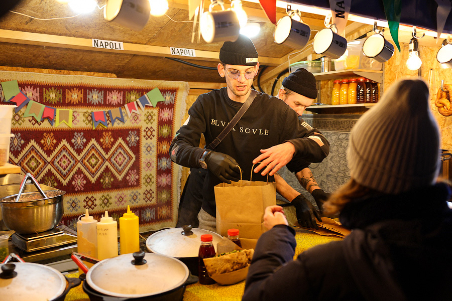 Гастрономическая шаурма и другие: на острове Канта открылась новогодняя ярмарка (фото)