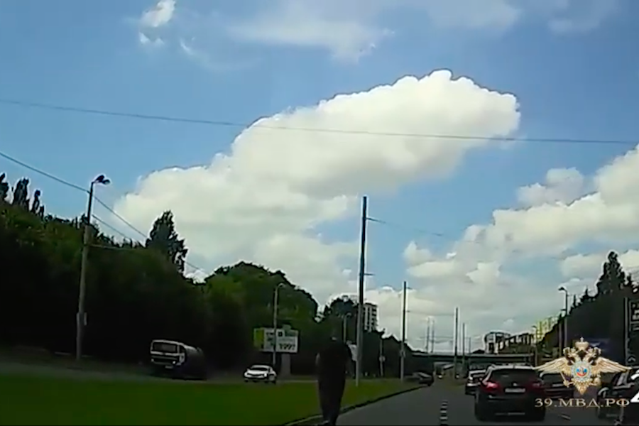 В Калининграде скутерист-нарушитель разбил авто из-за замечания (видео)