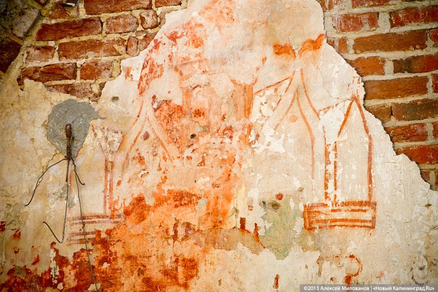 «Фрески и аисты»: вокруг кирхи в посёлке Кумачево идёт судебная тяжба