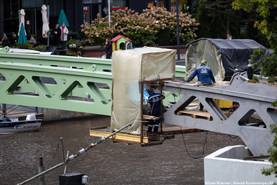 От «Юности» до Канта: в Калининграде монтируют арочный пролёт Философского моста (фото)