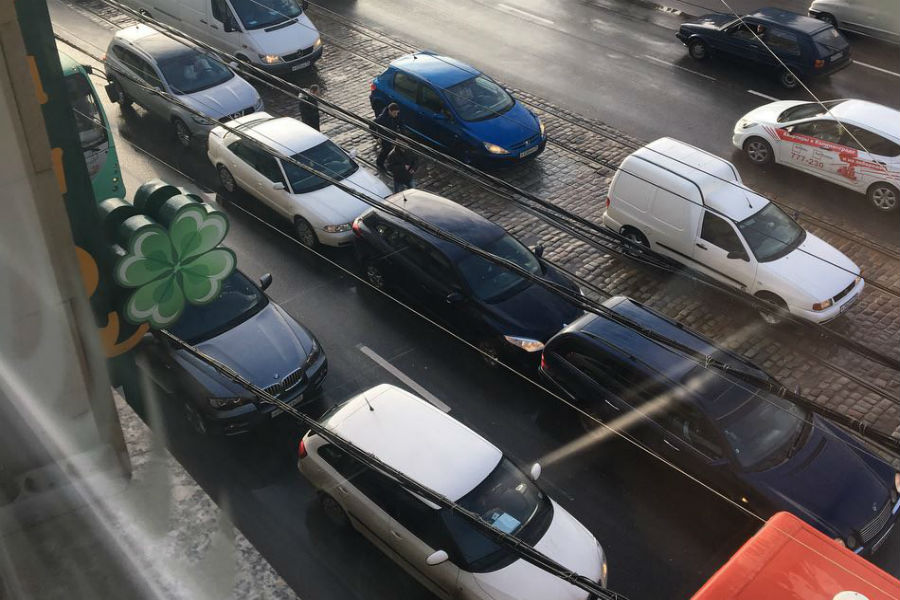 Очевидцы: на Ленинском проспекте собрался «паровозик» из 4 авто (фото)