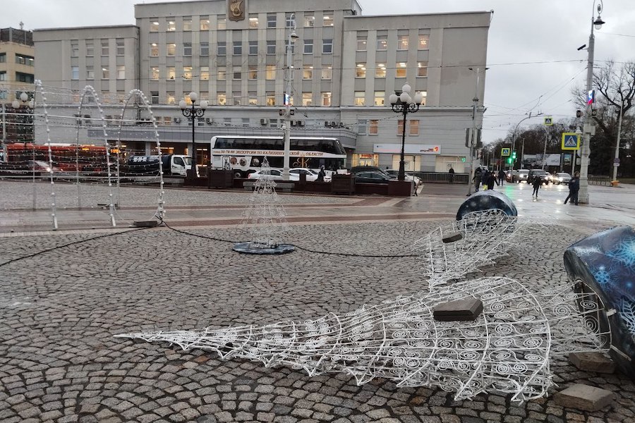 «Центральная ёлка стоит»: в мэрии рассказали о повреждении новогодних украшений