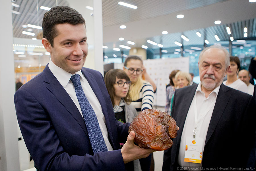 Новому главе региона показали янтарь «стоимостью в несколько годовых зарплат губернатора» (фото)