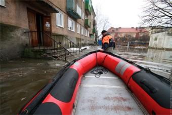 МЧС доставляет людей к подъездам домов на Клавы Назаровой на лодке