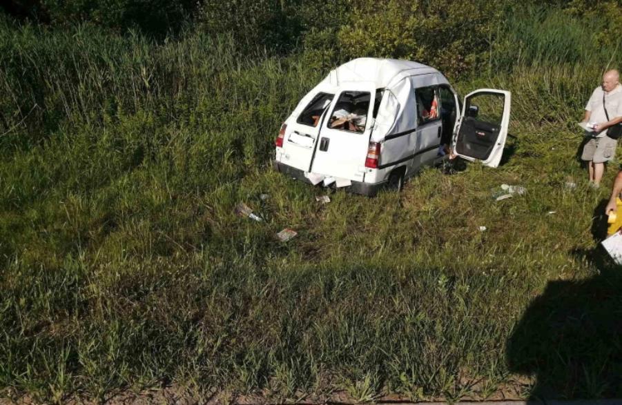 Под Зеленоградском из-за «БМВ» с дороги слетел и опрокинулся «Пежо» (фото) 