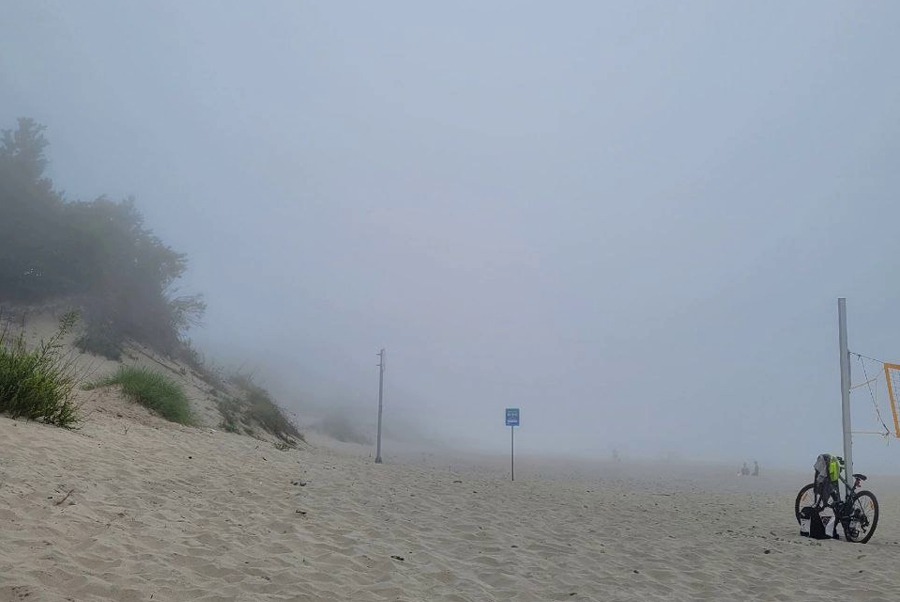 Калининградские метеорологи объяснили, почему над морским побережьем образовался густой туман