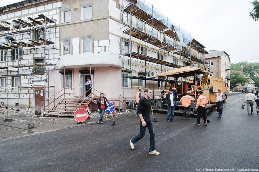 Балтийск спешно ремонтирует дороги и фасады домов ко Дню ВМФ