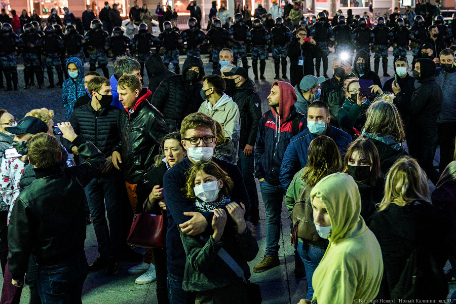 «Свободу политзаключенным»: как прошла акция сторонников Навального в Калининграде (фото)
