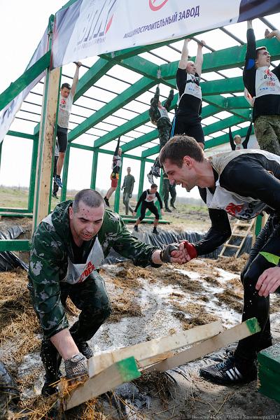 Сквозь песок и грязь за кашей: «Гонка героев» в Калининграде