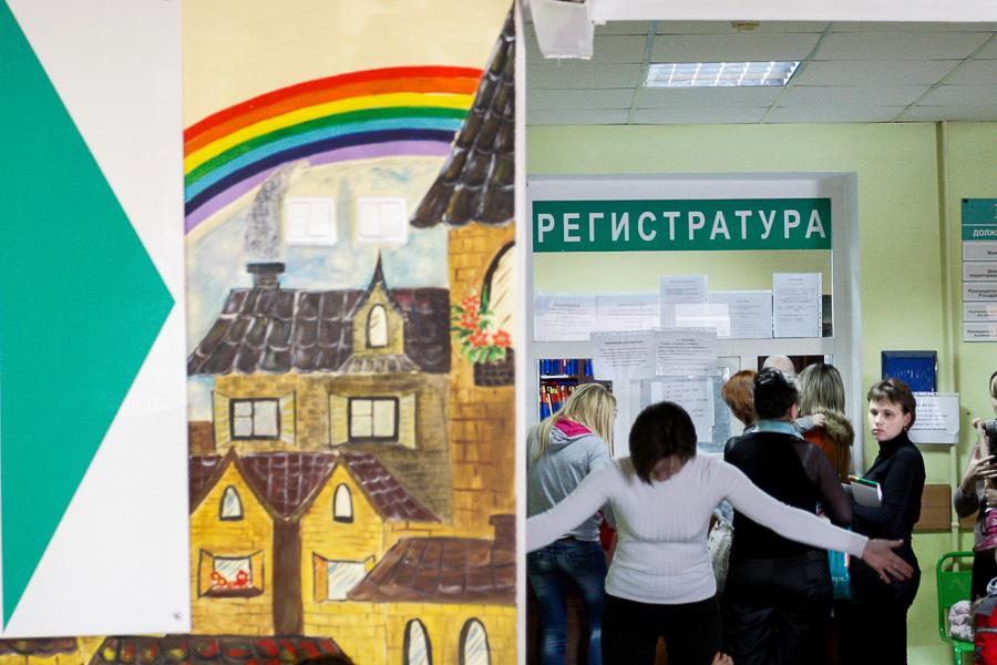 Полный дурдом: почему пациенты стоят в очереди в регистратуру поликлиники на Летней 2 часа 