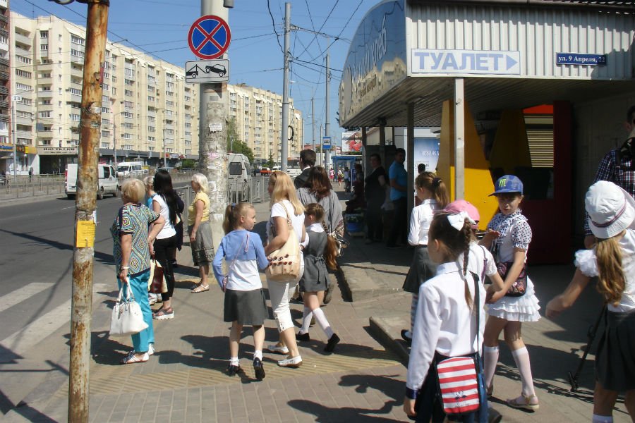 Машина пронеслась в шаге от людей: очевидцы об аварии на 9 Апреля