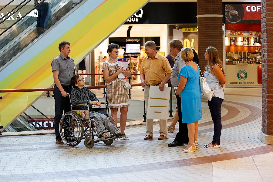 «Почти доступно»: как инвалиды и экспертная комиссия посетили  ТРЦ «Европа»