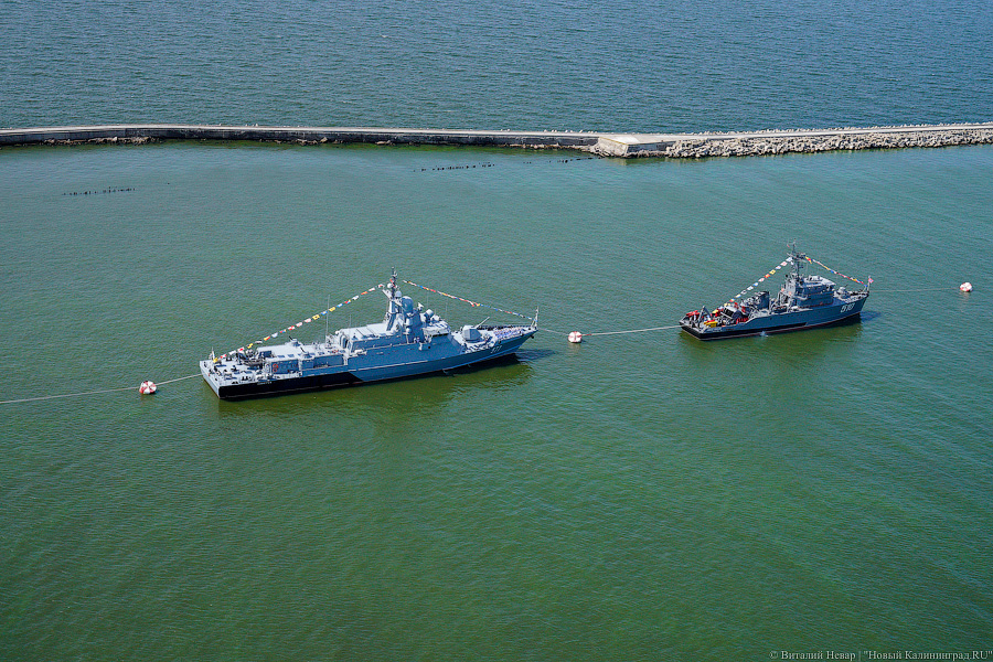 В Балтийске готовятся ко Дню ВМФ. Посмотрите на парад кораблей с высоты (фото)