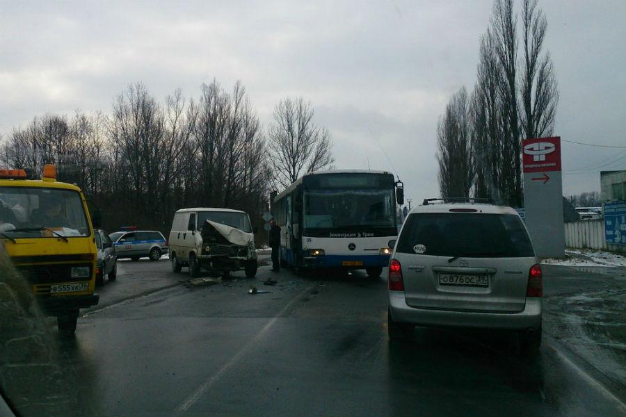 На Дзержинского столкнулись «микрик» и рейсовый автобус (фото)