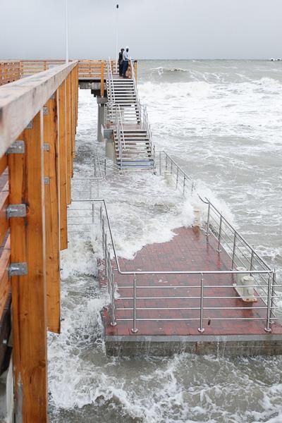 Добить «Ксавьером»: променад в Зеленоградске оказался не готов к зимним штормам