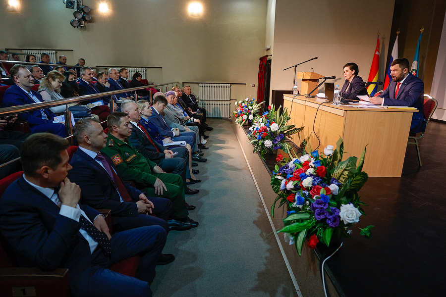 «Гранд-концерт» для солистов с оркестром: как отчитывались главы Калининграда (фото)
